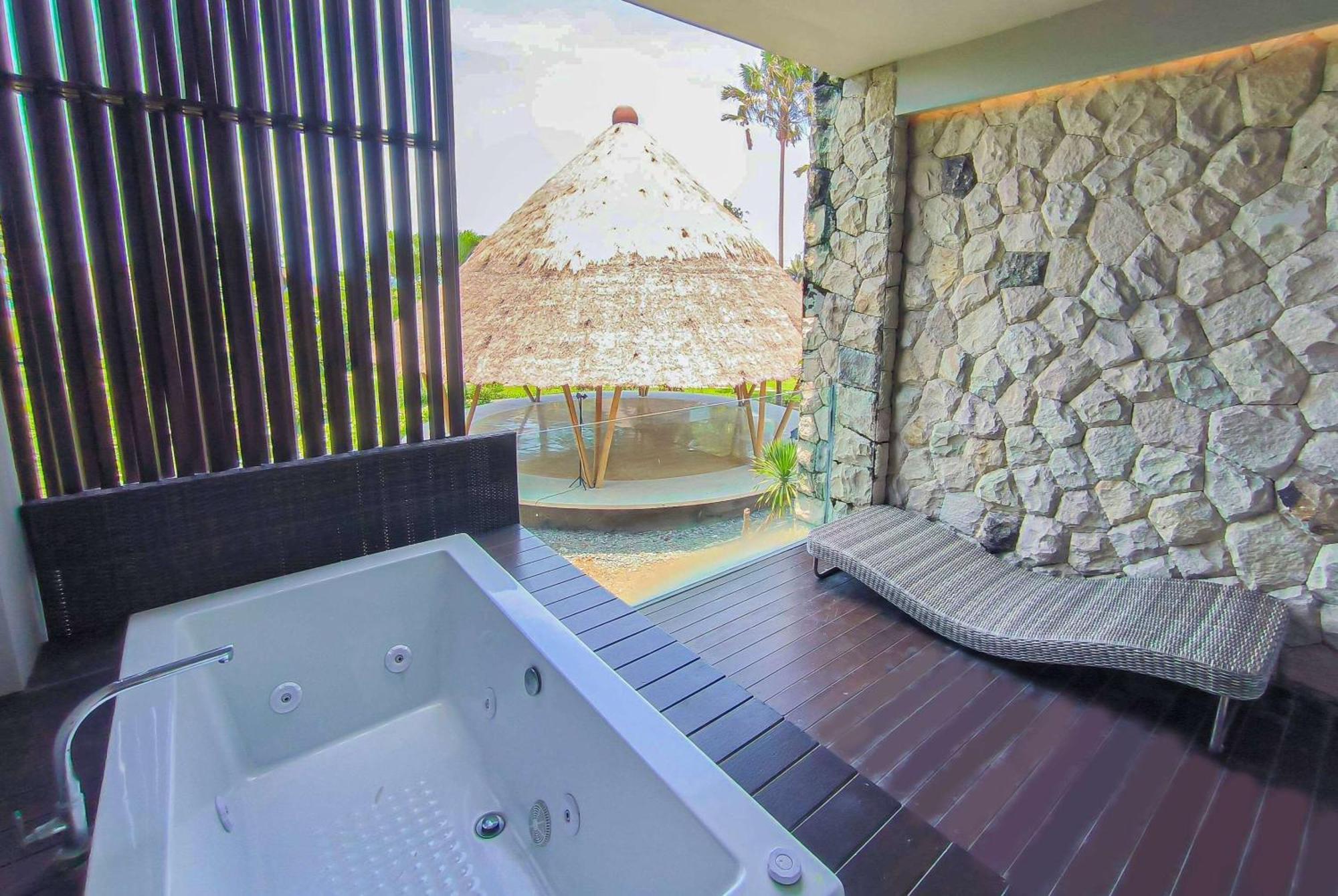 Wyndham Tamansari Jivva Resort Bali Siyut Ngoại thất bức ảnh A private spa at a hotel