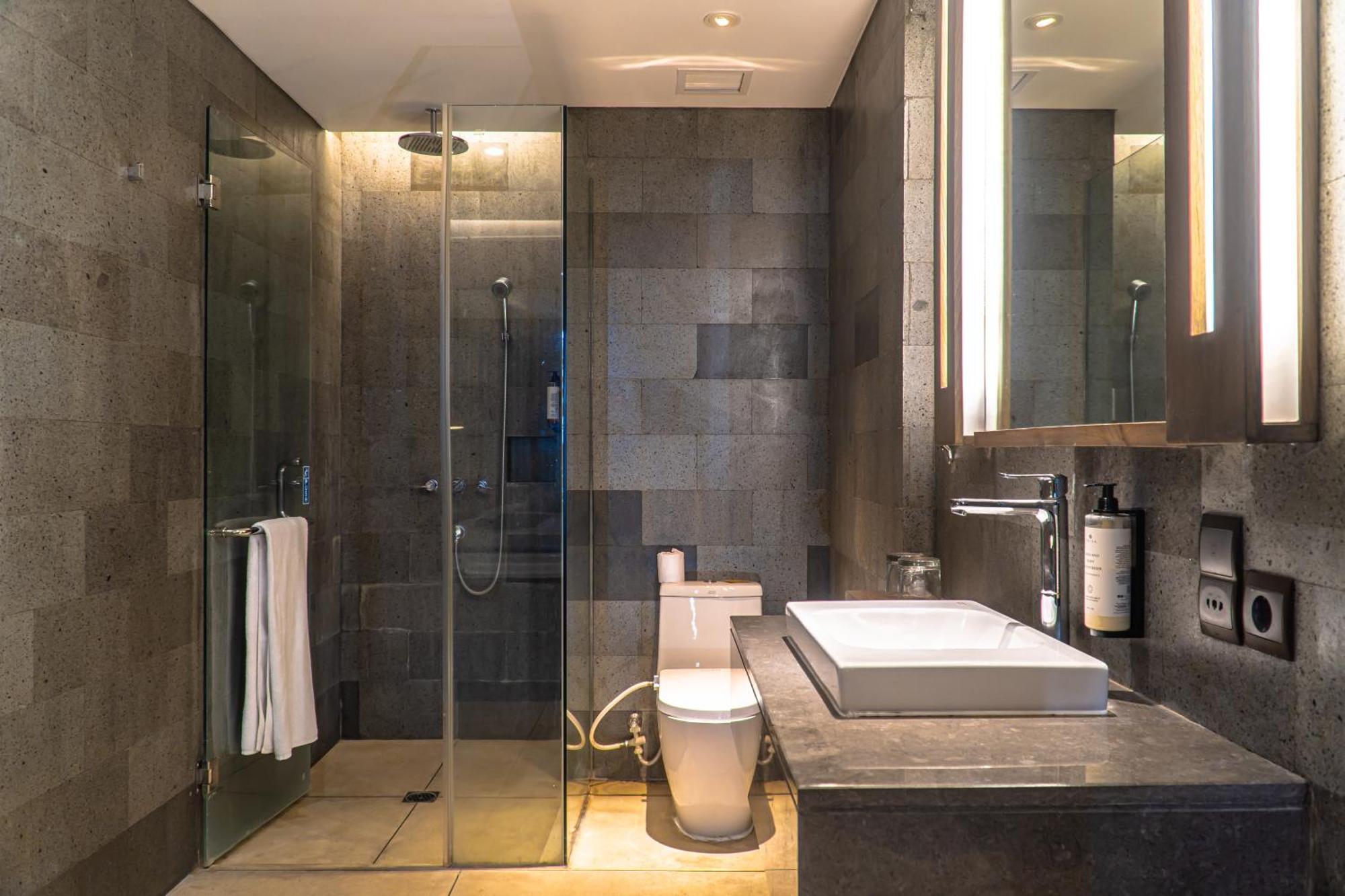 Wyndham Tamansari Jivva Resort Bali Siyut Ngoại thất bức ảnh A modern bathroom
