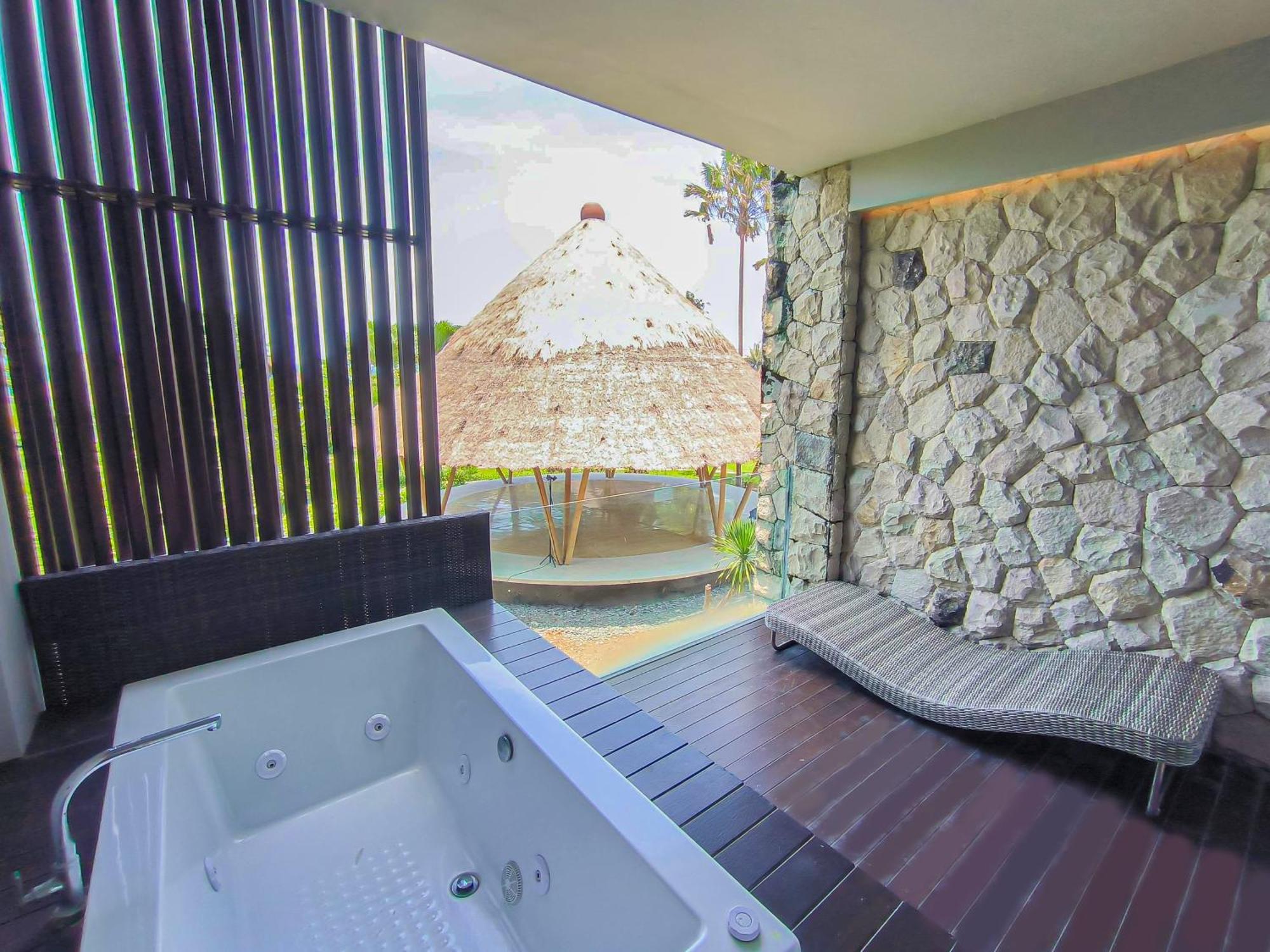 Wyndham Tamansari Jivva Resort Bali Siyut Ngoại thất bức ảnh A private onsen in Japan