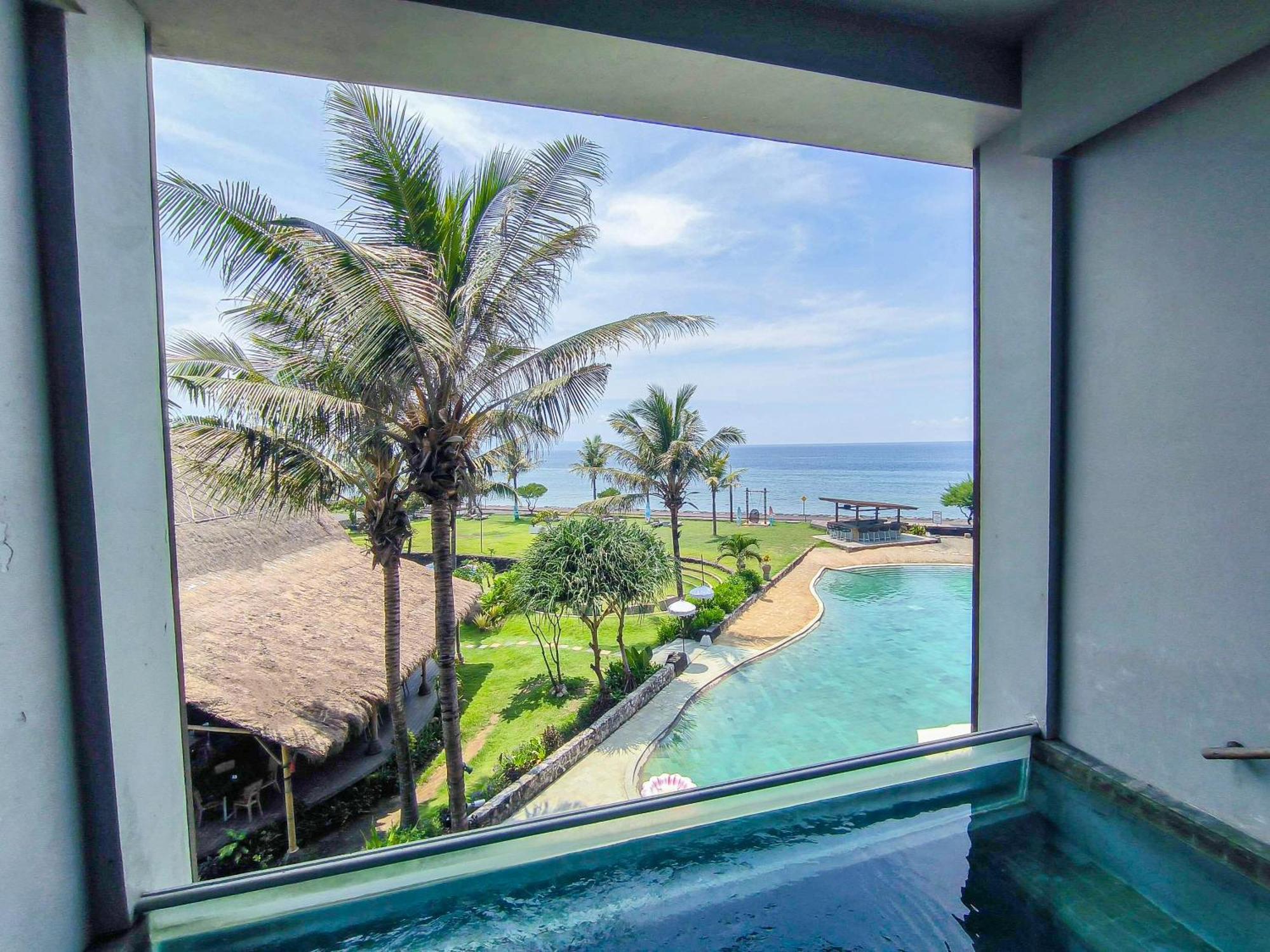 Wyndham Tamansari Jivva Resort Bali Siyut Ngoại thất bức ảnh View from the pool at the hotel