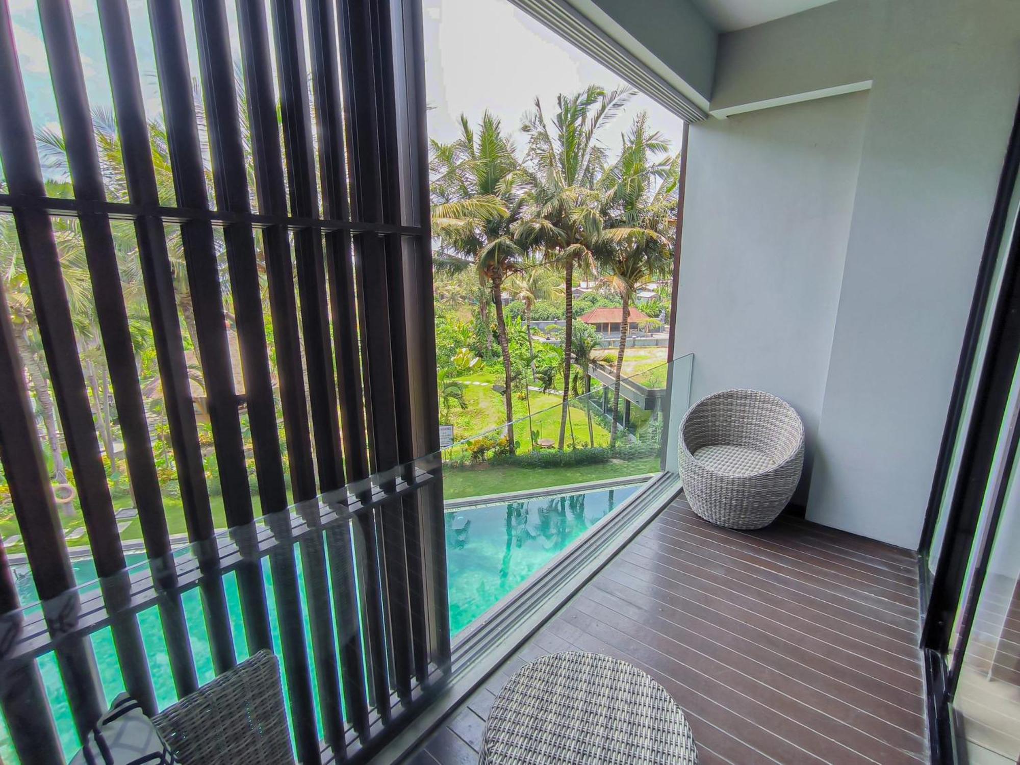 Wyndham Tamansari Jivva Resort Bali Siyut Ngoại thất bức ảnh A balcony in a condominium