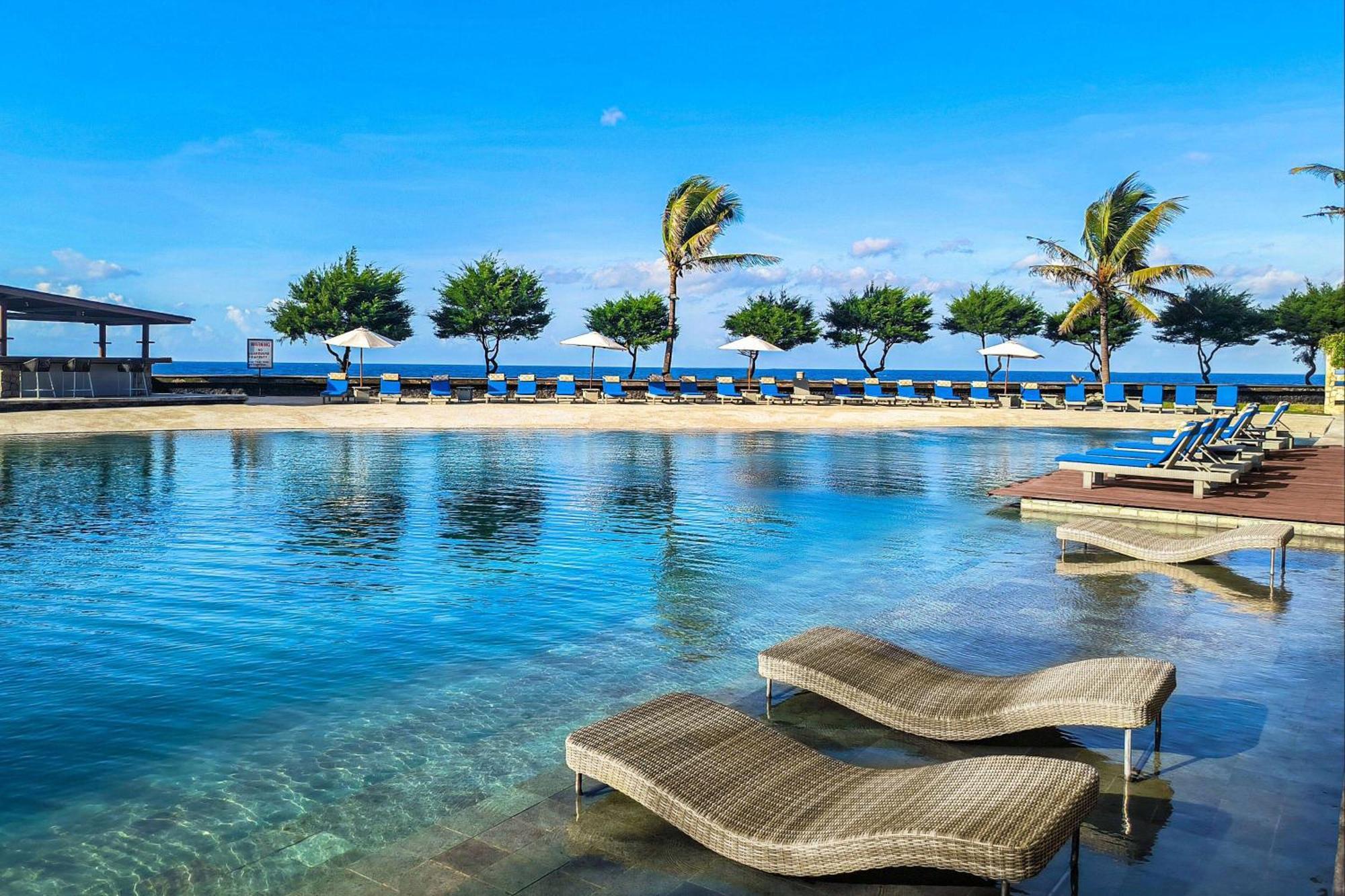 Wyndham Tamansari Jivva Resort Bali Siyut Ngoại thất bức ảnh The beach at the hotel