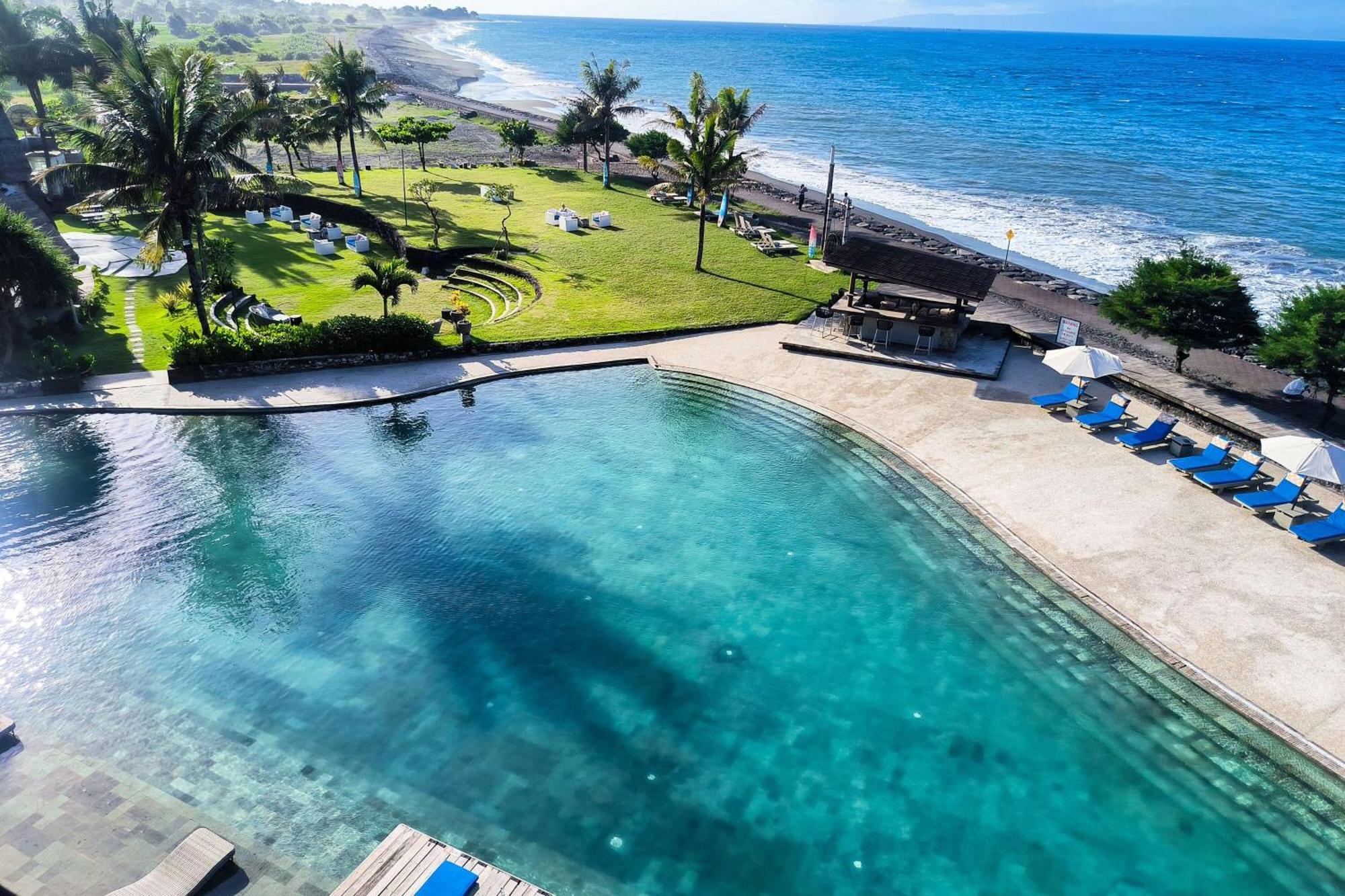 Wyndham Tamansari Jivva Resort Bali Siyut Ngoại thất bức ảnh The beach at the hotel